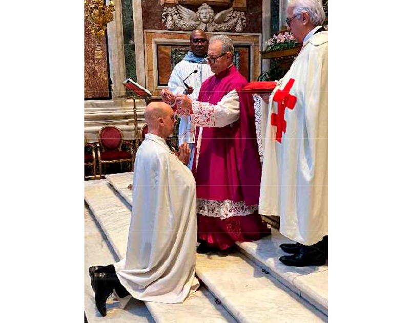 Fray Jacques Dubos recibe en Roma el Collar que lo identifica como Gran Maestre de la Orden